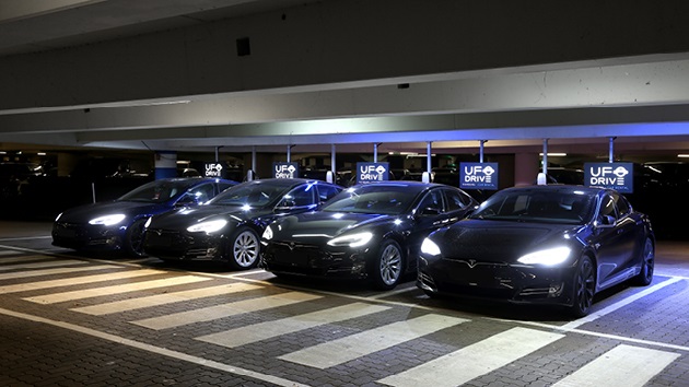 В Германии открылся первый пункт автоматизированного проката автомобилей Tesla 