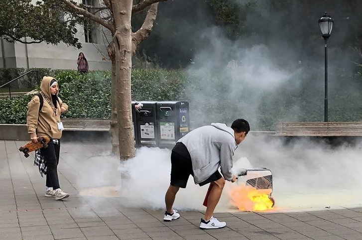 Робот-курьер KiwiBot загорелся на улице калифорнийского города Беркли