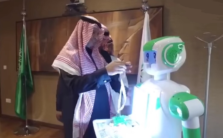 В Саудовской Аравии официально приняли на госслужбу первого робота 