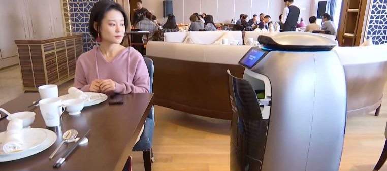 FlyZoo Hotel Alibaba использует интеллектуальные технологии и роботов