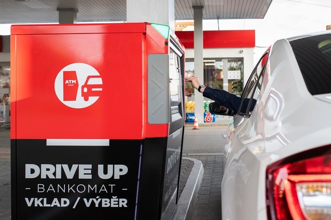 Benzina продолжает расширять свою сеть DRIVE-UP банкоматов для автомобилистов 