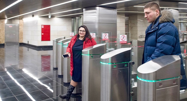 Терминалы для бесконтактной оплаты появились на всех станциях московского метро