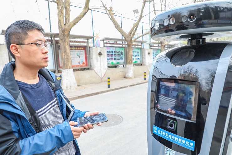 Пекин тестирует высокотехнологичного робота-охранника