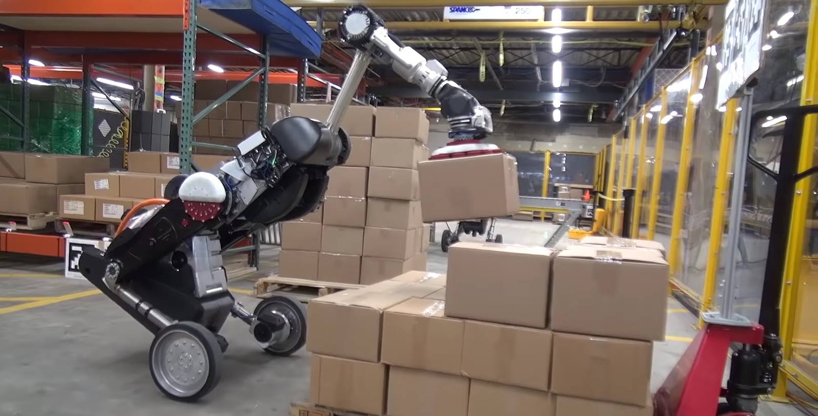 Boston Dynamics показал робота-грузчика Handle