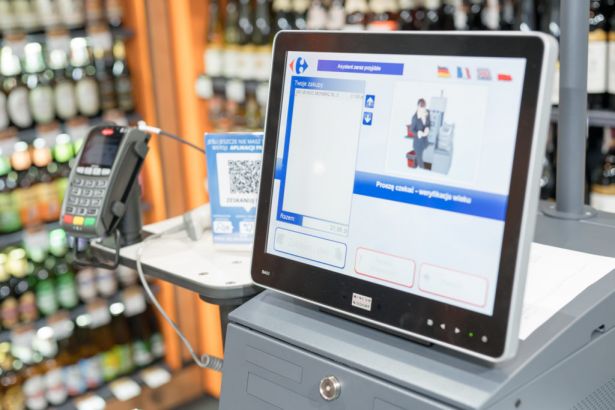 Carrefour запускает в Польше кассы самообслуживания в круглосуточных магазинах