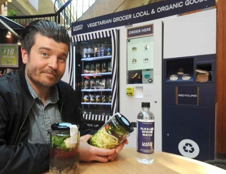 В метро Ванкувера установили салатный вендинг автомат для вегетарианцев 