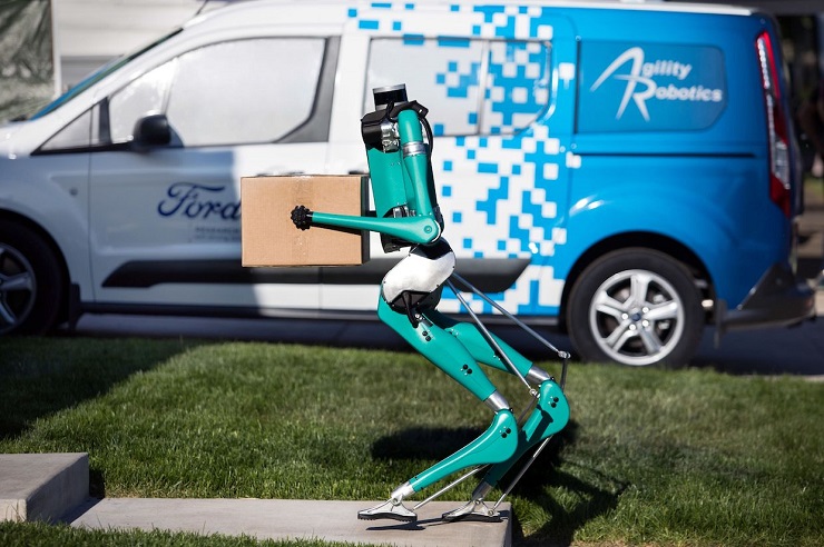 Ford будет использовать двуногих роботов-курьеров для доставки посылок