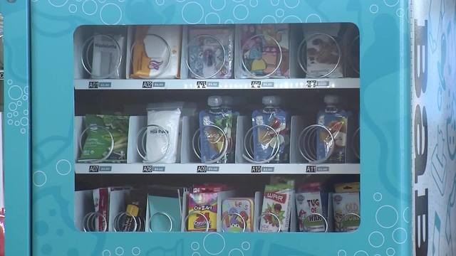 На Аляске установили вендинг автомат с детскими товарами