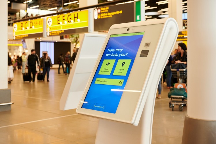 Аэропорт Амстердама улучшает информирование пассажиров с помощью видео киосков