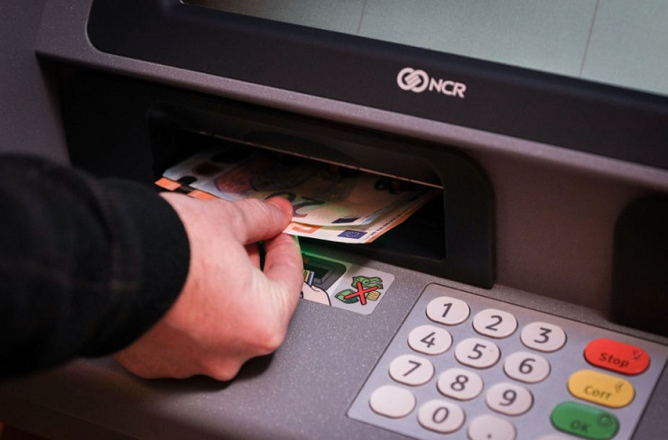 В Литве сокращается количество банкоматов