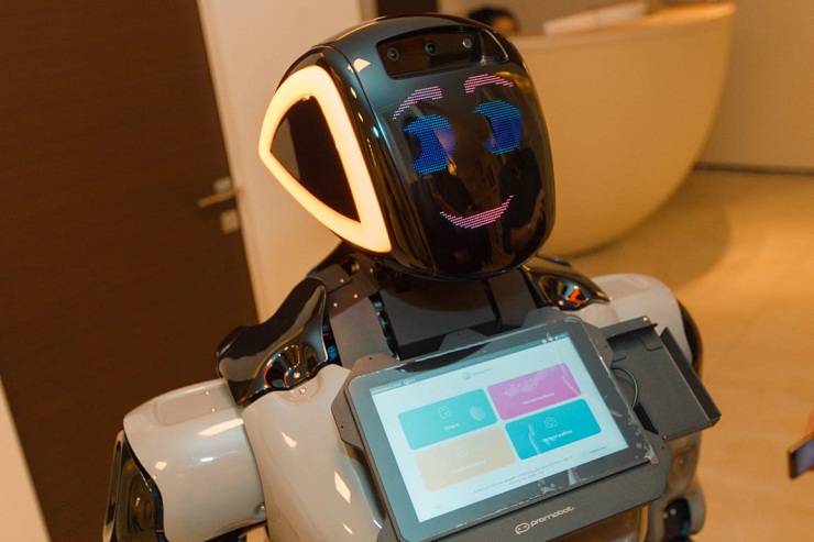 В клинике «Askonamed» появился робот-администратор