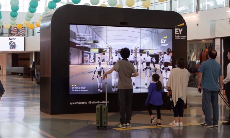 В аэропорту JFK появилась рекламная видеостена с технологией обнаружения движения