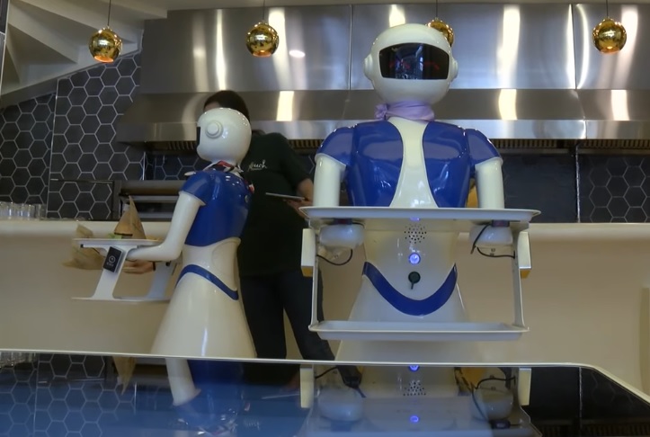 Стамбульский ресторан принял на работу роботов-официантов