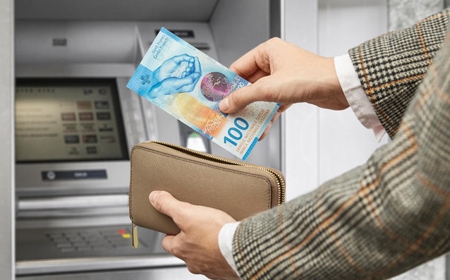 Новая 100-франковая банкнота привела к сбоям в работе швейцарских банкоматов  