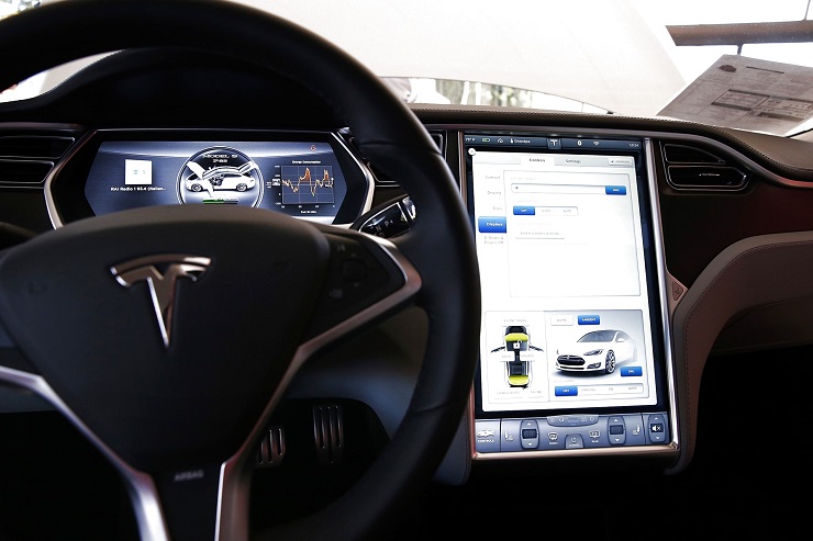 Tesla делает ставку на автомобильные информационно-развлекательные системы
