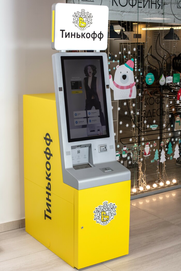 Тинькофф установил первый в России полностью цифровой банкомат «Кеша»