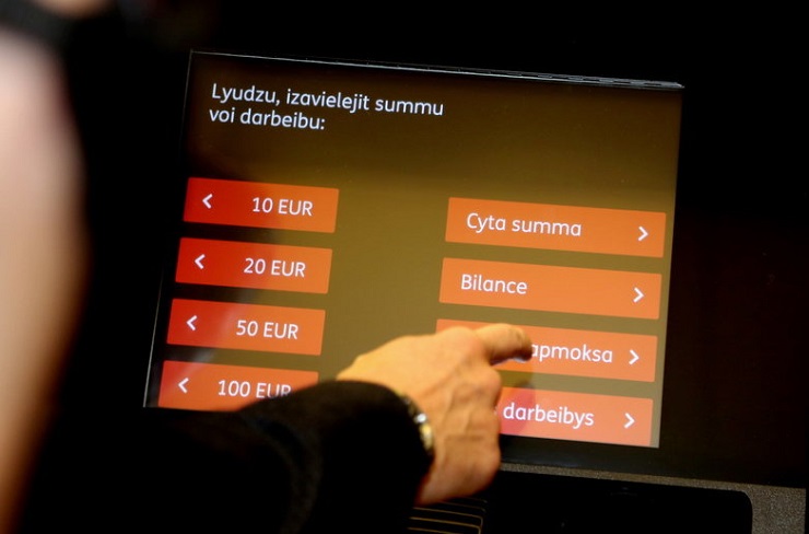 В Латвии сокращается количество банкоматов