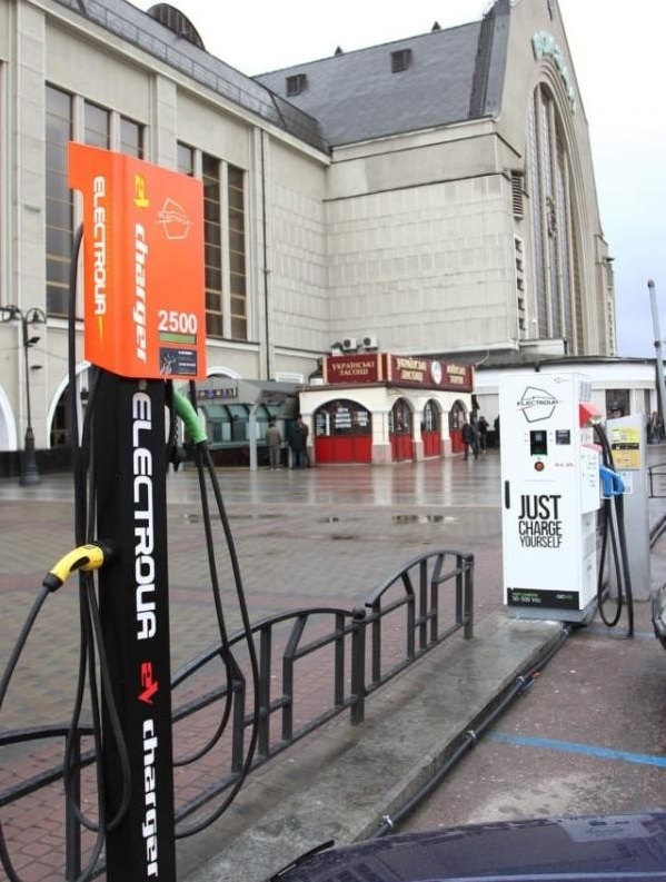 В Киеве на ж/д вокзале установили зарядные станции для электромобилей 