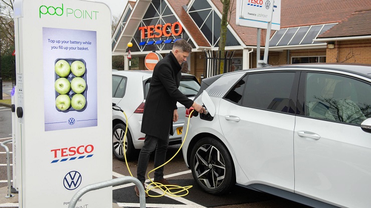 В Великобритании удвоилось число точек зарядки электромобилей на парковках супермаркетов