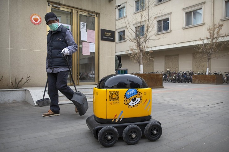 В Китае растет спрос на роботов-курьеров