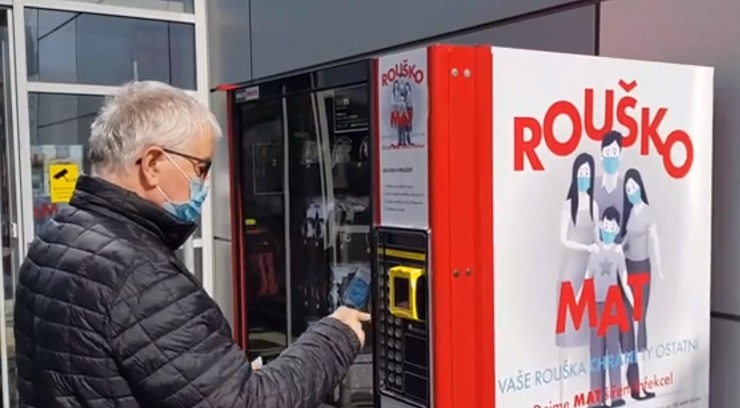 Продажу медицинских масок в Чехии доверили вендинг автоматам