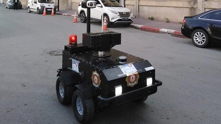 Тунис использует роботов для патрулирования улиц во время карантина COVID-19