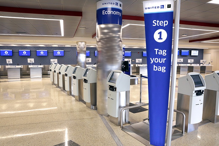 United Airlines тестирует бесконтактные киоски саморегистрации багажа