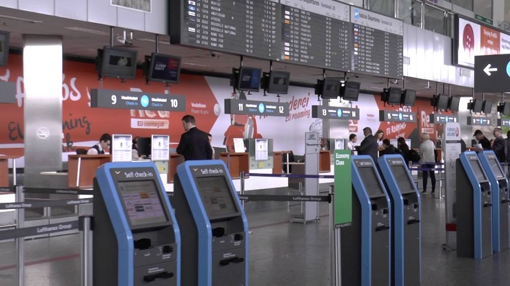 Аэропорт Будапешта просит пассажиров использовать системы самообслуживания