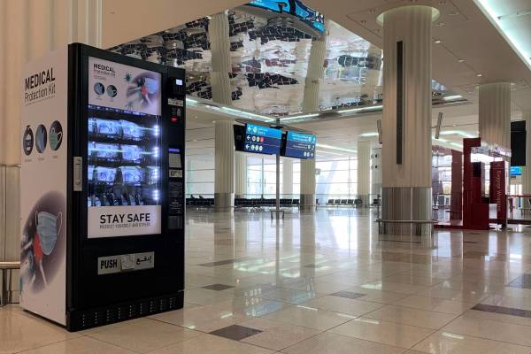 Торговые автоматы с масками установили в аэропорту Дубая