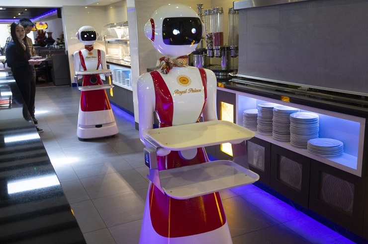 Роботы-официанты помогают ресторанам обслуживать клиентов