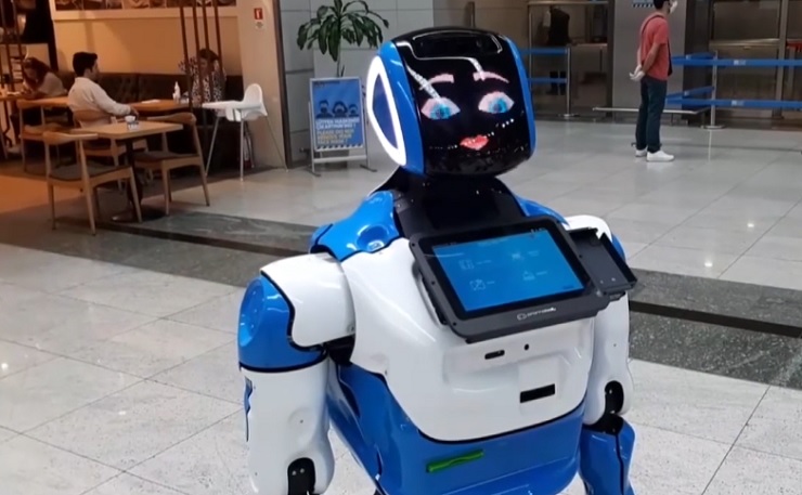 В аэропорту Стамбула начал работу российский робот