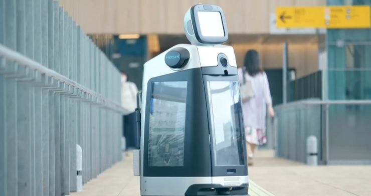 Panasonic тестирует новых роботов на ж/д станции в Токио