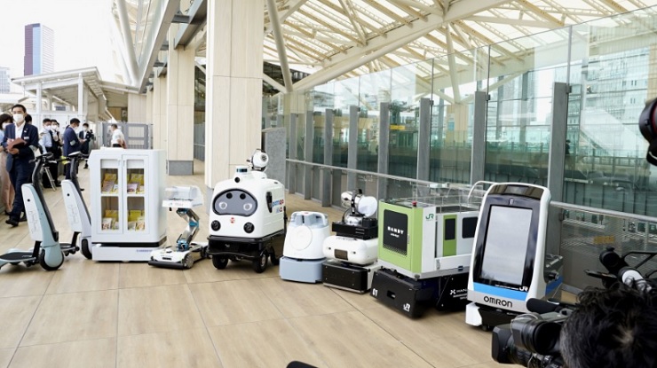 Японцы презентовали роботов для обслуживания пассажиров