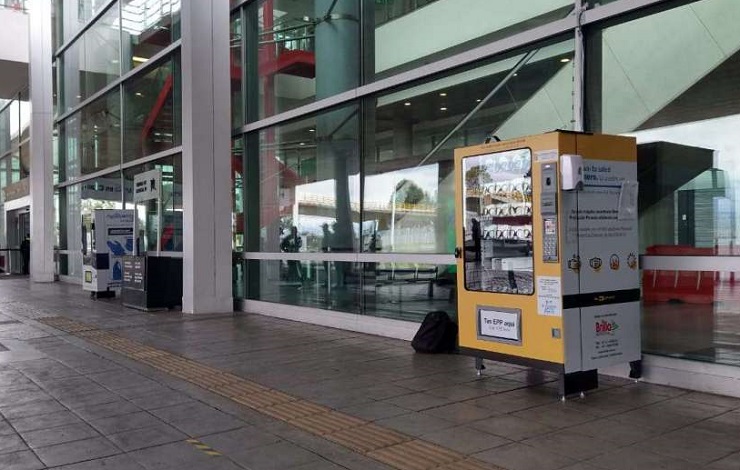 Аэропорт Боготы установил для сотрудников вендинг автоматы с СИЗ