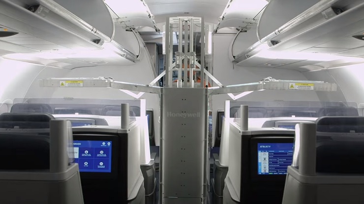 Авиакомпания JetBlue использует роботов для дезинфекции салонов самолетов