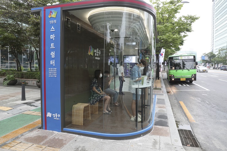 В Сеуле установили умные остановки с защитой от коронавируса