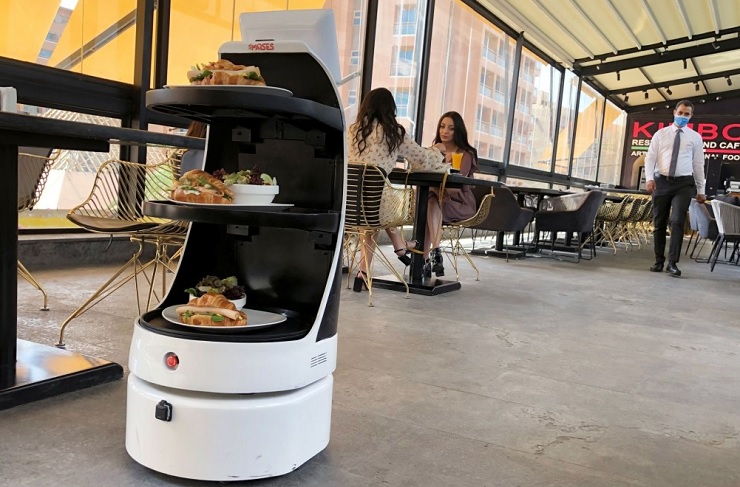 Робот-официант возвращает клиентов в ресторан 