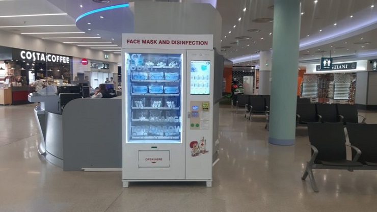 В пражском аэропорту установили вендинг автоматы с защитными масками