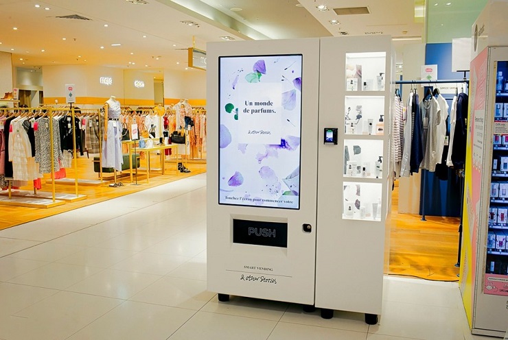 Бренд & Other Stories установил автомат по продаже парфюмов в Париже