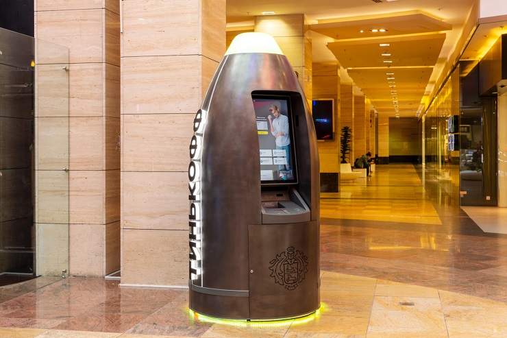 «Тинькофф» установил в московском ТРЦ банкомат с необычным дизайном