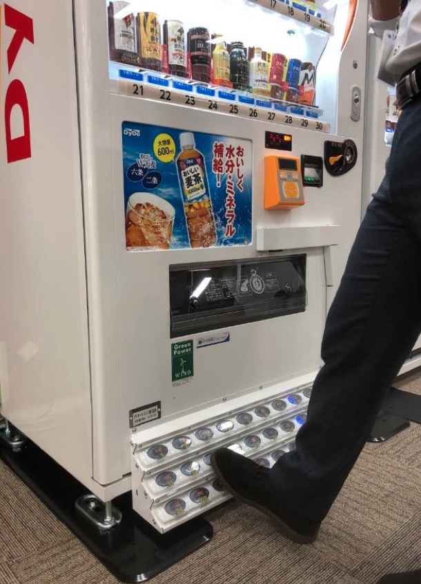 DyDo разработала первый в мире торговый автомат с ножным приводом