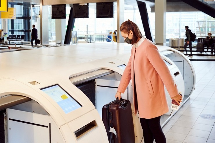 Аэропорт Схипхол установил 20 бесконтактных киосков саморегистрации багажа