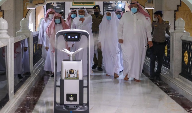 Мечеть аль-Харам увеличит количество дезинфицирующих роботов