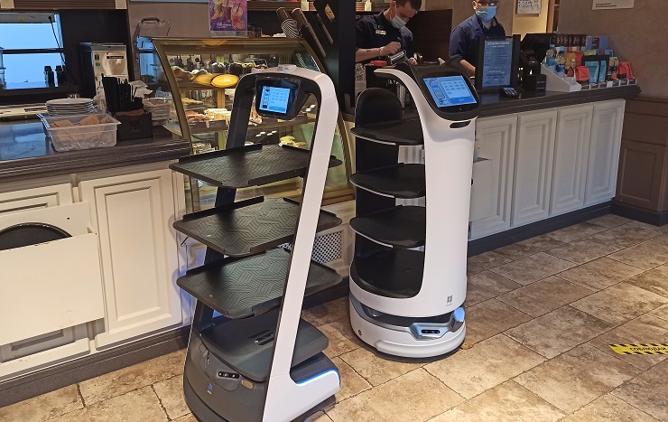 Роботы-официанты устроились работать в «Шоколадницу»