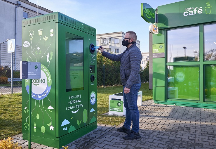 Żabka открывает концептуальный экологичный магазин в Варшаве