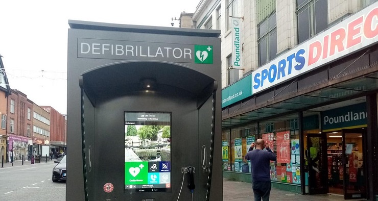 Digital signage киоски с дефибрилляторами спасут жизни британцев