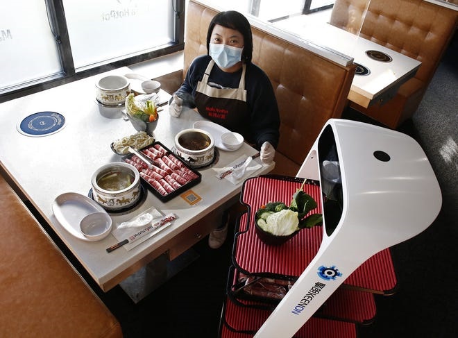 Ресторан Mala HotPot начал использовать роботов официантов 