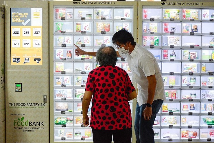 Вендинг автоматы Food bank накормят пожилых людей в Сингапуре 