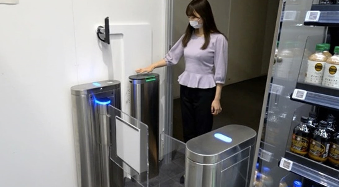 Fujitsu представала технологию мультимодальной биометрии для бесконтактного ритейла 