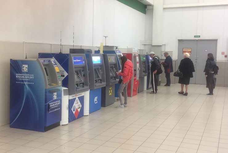Россияне стали реже пользоваться банкоматами